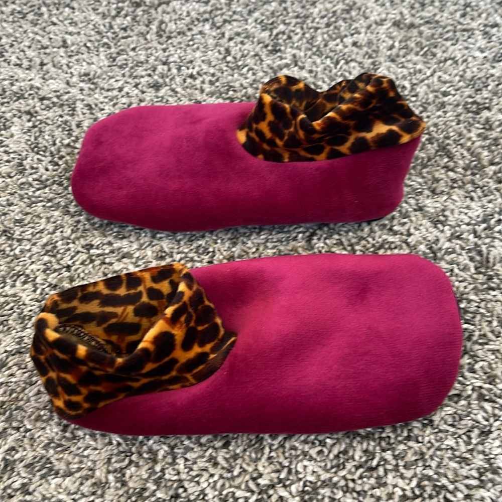 Womens slippers warm cozy slippers like socks approx size 7-8